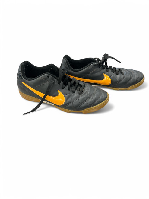 Vist Large View of Product Image Which is Used Nike Soccer Indoor Shoes Black Junior 05.5