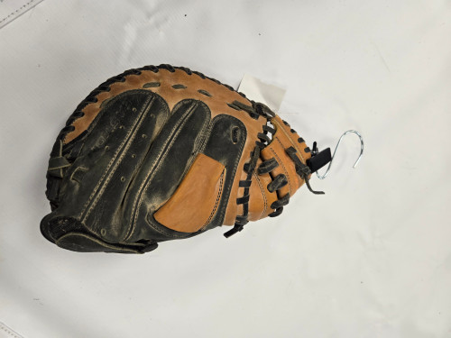 Vist Large View of Product Image Which is Used Easton FUTURE LEGEND BB/SB Catchers RH Throw Brown 31 1/2"