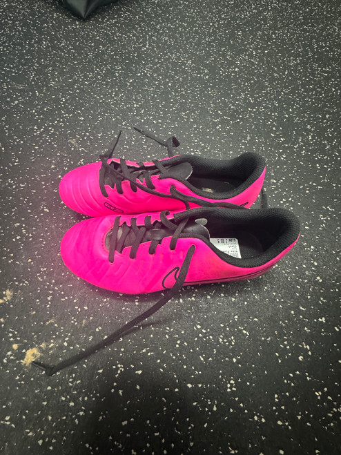 Vist Large View of Product Image Which is Used Adidas Soccer Cleats Pink Junior 05 11849-S000026253