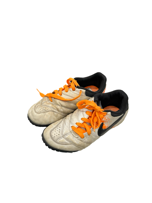 Vist Large View of Product Image Which is Used Nike Soccer Indoor Shoes White Junior 04.5