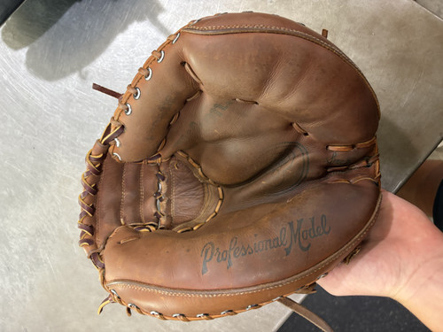 Vist Large View of Product Image Which is Used Wilson A2403 BB/SB Catchers RH Throw Brown 33"