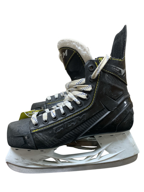 Vist Large View of Product Image Which is Used CCM 9350 SUPER TACKS SZ 6 Youth Hockey Skate Youth 06.0