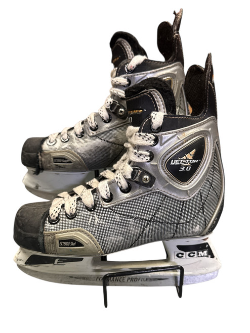 Vist Large View of Product Image Which is Used CCM VECTOR 3.0 Junior Hockey Skate Junior 01 11732-S000352082