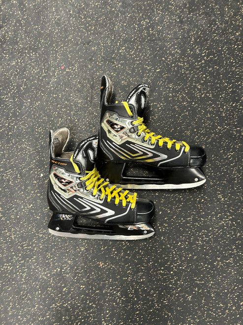 Used CCM VECTOR 10.0 SKATES Senior Hockey Skate Senior 9 11774-S000080502