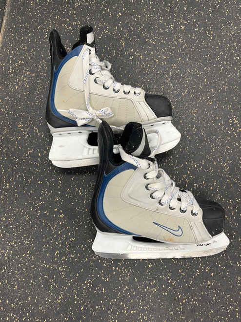 Vist Large View of Product Image Which is Used Nike V2 Junior Hockey Skate Junior 04 11774-S000080591