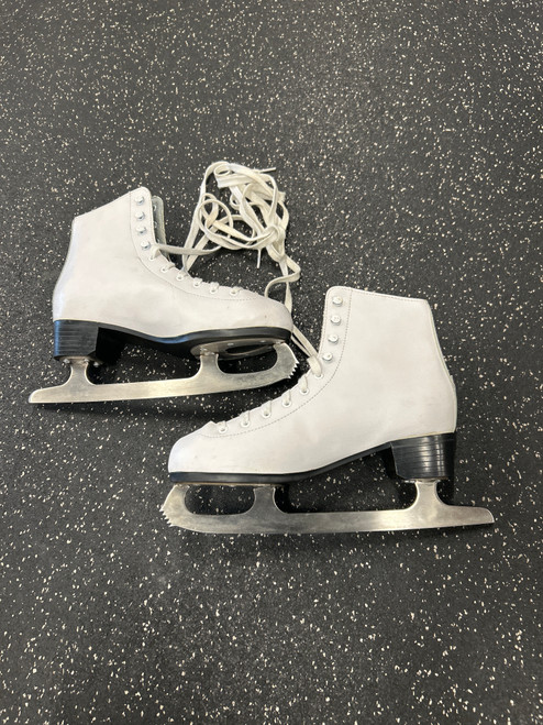 Used Lake Placid GLIDER 4000 WomensFigure Skate White Senior 7 11726-S000280891 Vist Large View of Product Image Which is Used Lake Placid GLIDER 4000 WomensFigure Skate White Senior 7