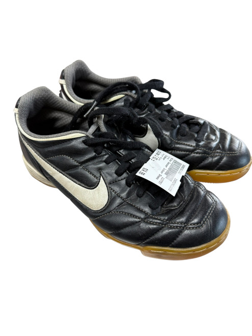 Vist Large View of Product Image Which is Used Nike Soccer Indoor Shoes Black Junior 03.5