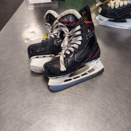 Vist Large View of Product Image Which is Used Bauer VAPOR Youth Hockey Skate Youth 12.0