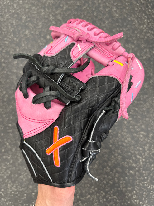 Used ABSOLUTELY RIDICULOUS STRAWBERRY BLACKOU BB/SB Glove RH Throw Black 11 1/2" 10558-S000237451