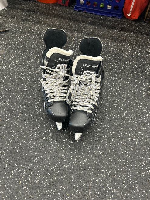 Vist Large View of Product Image Which is Used Bauer SUPREME 160 Senior Hockey Skate Senior 7 11162-C000430651