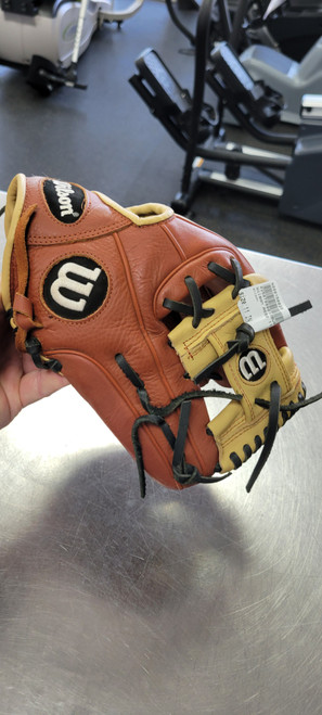 Used Wilson A550 11 BB/SB Glove RH Throw None 11" 11497-S000150020