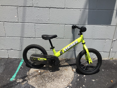 Vist Large View of Product Image Which is Used Strider 14X SPORT BALANCE BIKE Balance Bike Boys Optic Yellow 14" 11752-S000066800