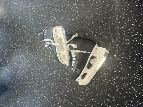 Used CCM CHAMPION 90 Youth Hockey Skate Youth 12.0 11849-S000029360