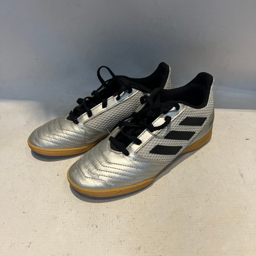 Used Adidas PREDATOR Soccer Indoor Shoes Grey Junior 03.5 11878-S000021729