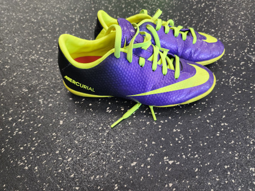 Vist Large View of Product Image Which is Used Nike Soccer Indoor Shoes Purple Junior 01