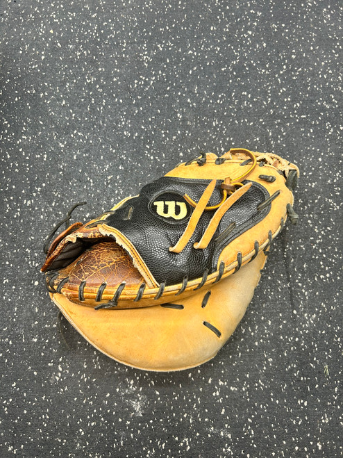 Vist Large View of Product Image Which is Used Wilson A2000 BB/SB Catchers RH Throw Brown 32"