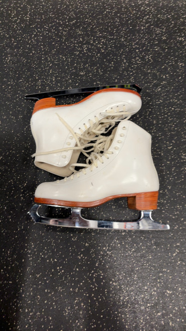 Vist Large View of Product Image Which is Used Riedell 375 WomensFigure Skate White Senior 7 11726-S000284064
