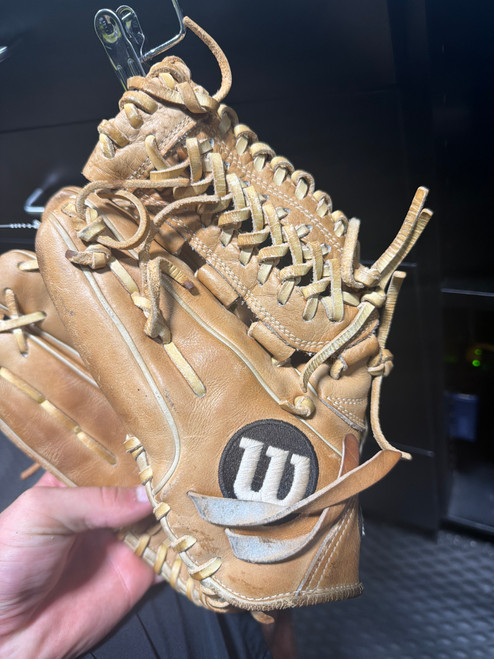 Vist Large View of Product Image Which is Used Wilson A2000 BB/SB Glove LH Throw Brown 11 3/4"