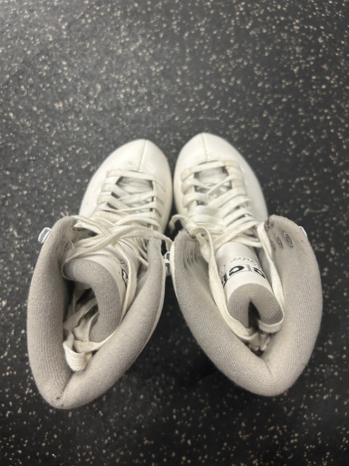Vist Large View of Product Image Which is Used CCM WINTER CLUB WomensFigure Skate White Senior 6 11726-S000284481