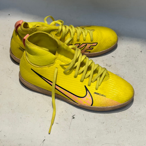 Vist Large View of Product Image Which is Used Nike Soccer Indoor Shoes Yellow Youth 06.0