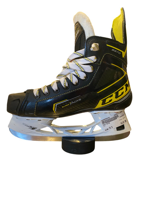Vist Large View of Product Image Which is Used CCM 9370 Intermediate Hockey Skate Intermediate 5.5