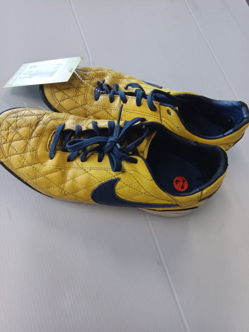Vist Large View of Product Image Which is Used Nike Soccer Indoor Shoes Yellow Senior 6
