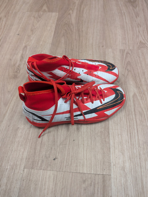 Vist Large View of Product Image Which is Used Nike Soccer Indoor Shoes Red Junior 04