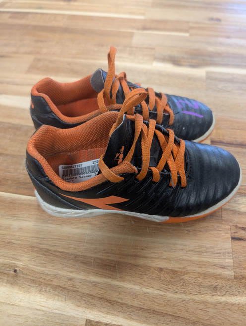 Vist Large View of Product Image Which is Used Diadora Soccer Indoor Shoes Black Youth 12.0