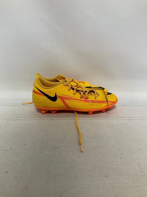 Vist Large View of Product Image Which is Used Nike Soccer Cleats Gold Junior 04.5