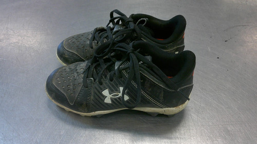 Vist Large View of Product Image Which is Used Under Armour LEADOFF BB/SB Cleats Black Youth 12.0