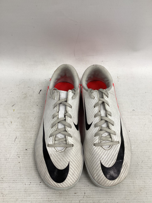 Vist Large View of Product Image Which is Used Nike Soccer Indoor Shoes White Junior 02