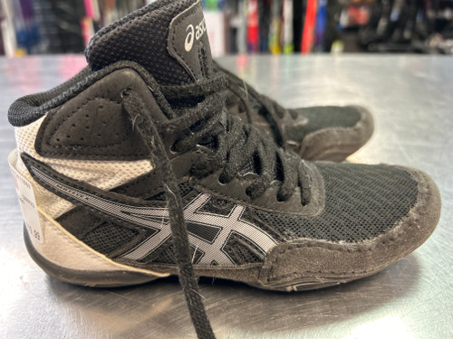 Vist Large View of Product Image Which is Used Asics Wrestling Shoes Black Youth 13.0