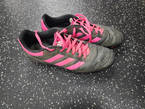 Vist Large View of Product Image Which is Used Adidas Soccer Cleats Black And Pink Junior 06