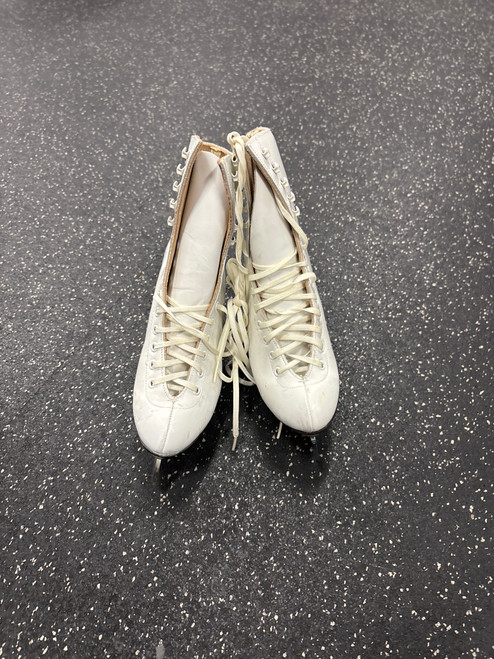 Vist Large View of Product Image Which is Used Riedell 220 Girls Figure Skate White Junior 04