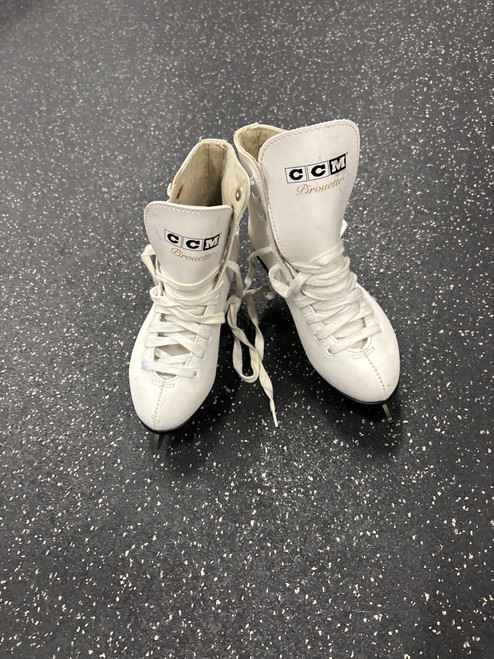 Vist Large View of Product Image Which is Used CCM PIROUETTE Girls Figure Skate White Junior 02