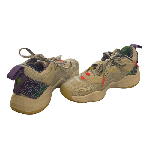 Vist Large View of Product Image Which is Basketball Shoes Y Silver Junior 04