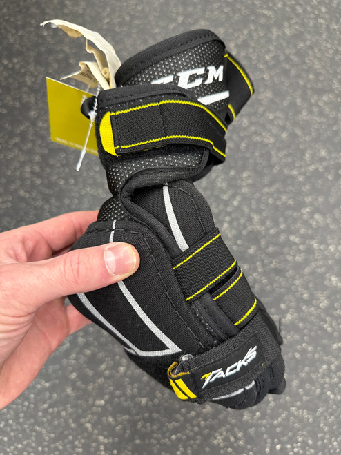 Vist Large View of Product Image Which is Used CCM TACKS 9550 Junior Elbow Pads SM