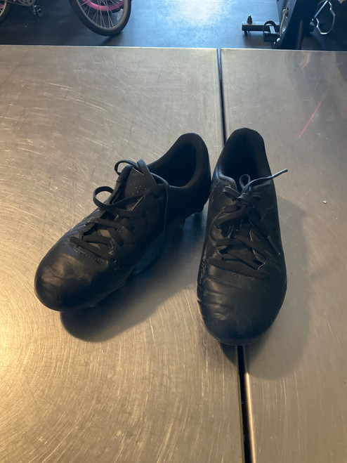 Vist Large View of Product Image Which is Used Nike Soccer Cleats Black Junior 03.5