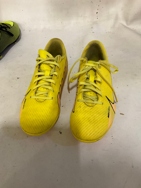 Vist Large View of Product Image Which is Used Nike Soccer Cleats Yellow Junior 04