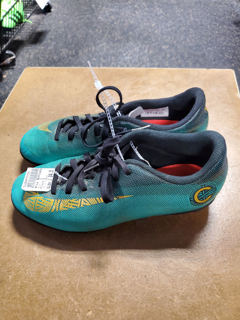 Vist Large View of Product Image Which is Used Nike Soccer Cleats Green Junior 04.5