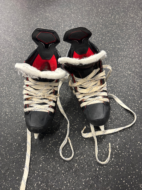 Vist Large View of Product Image Which is Used CCM JETSPEED XTRA PRO Intermediate Hockey Skate Intermediate 5.0