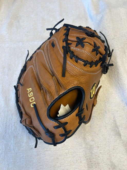 Vist Large View of Product Image Which is Used Wilson A900 AO9RB20CM34 Baseball Catchers Mitt RH Throw Brown 34"
