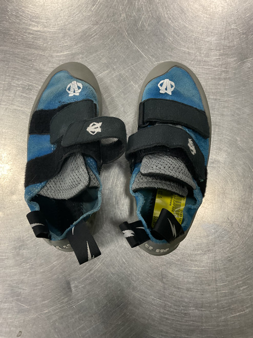 Vist Large View of Product Image Which is Used Climbing Shoes Junior 02.5
