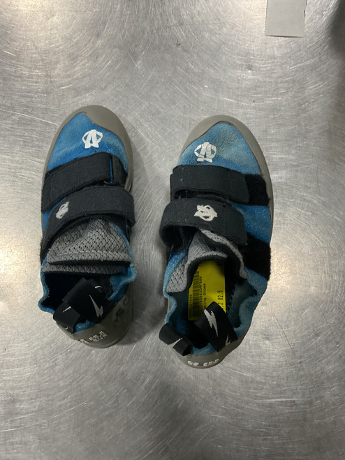 Vist Large View of Product Image Which is Used Climbing Shoes Junior 02.5