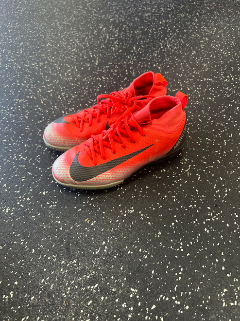 Vist Large View of Product Image Which is Used Nike MERCURIAL Soccer Indoor Shoes Red Junior 02.5