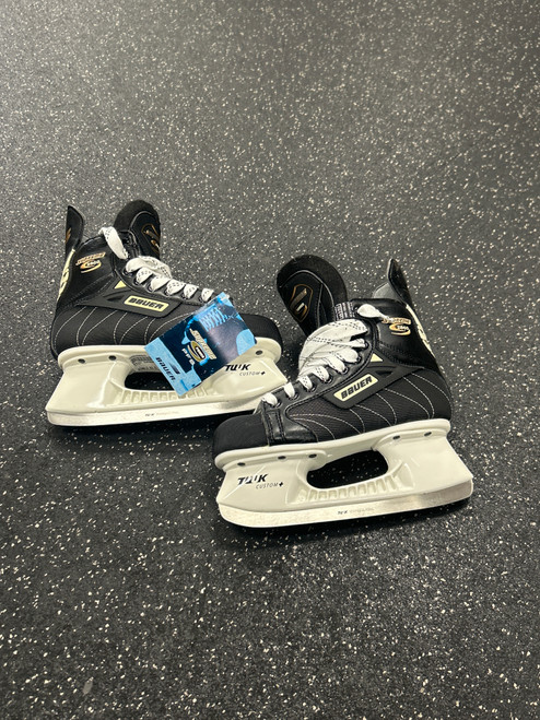 Vist Large View of Product Image Which is Used Bauer SUPREME 2000 Junior Hockey Skate Junior 03.5