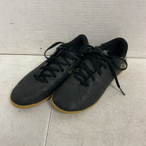 Vist Large View of Product Image Which is Used Adidas Soccer Indoor Shoes Black Junior 03.5
