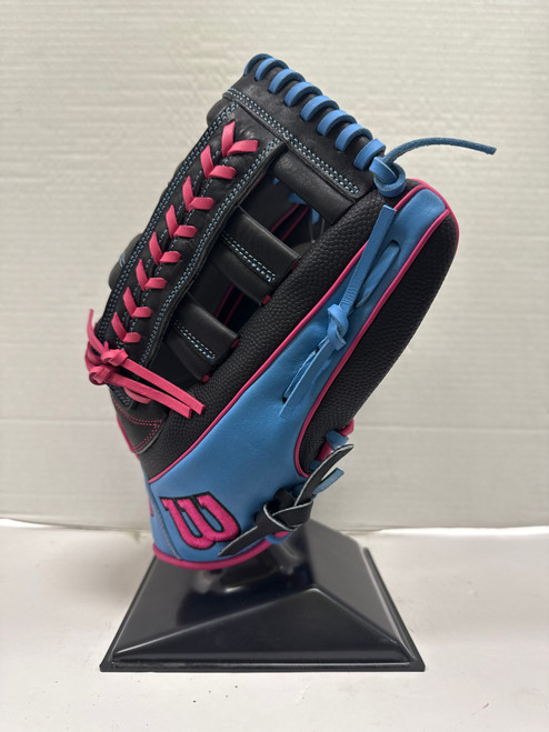 Vist Large View of Product Image Which is New WILSON A1000 GLOVE-12.25"