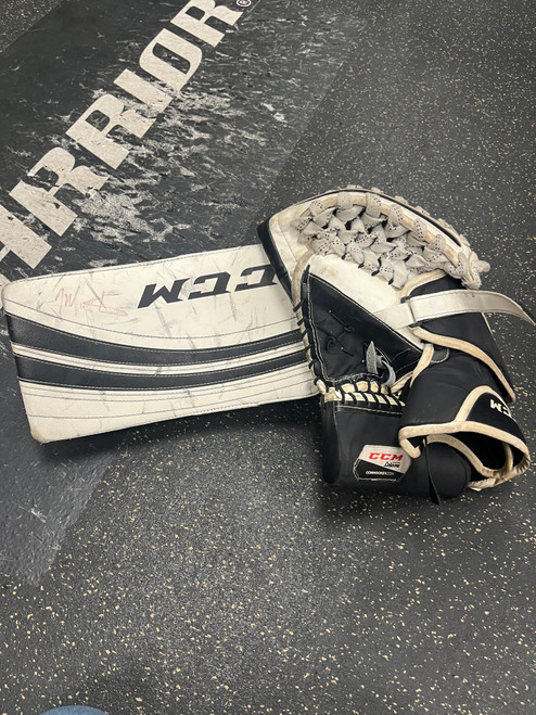 Vist Large View of Product Image Which is Used CCM E-XTREME FLEX 400 Junior Goalie Catcher Black