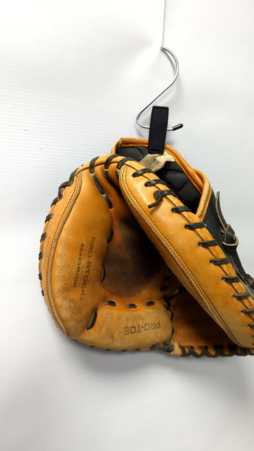 Vist Large View of Product Image Which is Used Wilson A2000 BB/SB Catchers RH Throw Brown 33 1/2"